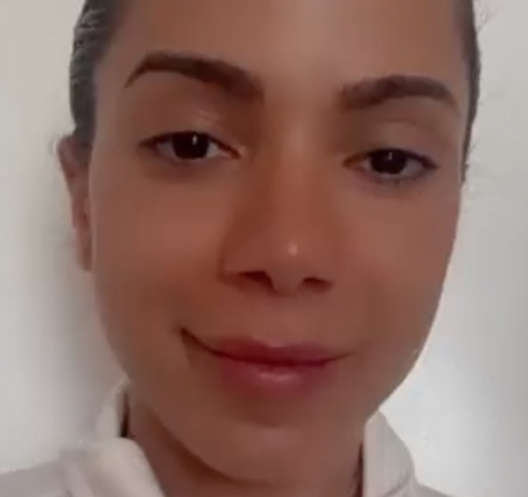 Anitta tranquiliza fãs após rumores de problema de saúde