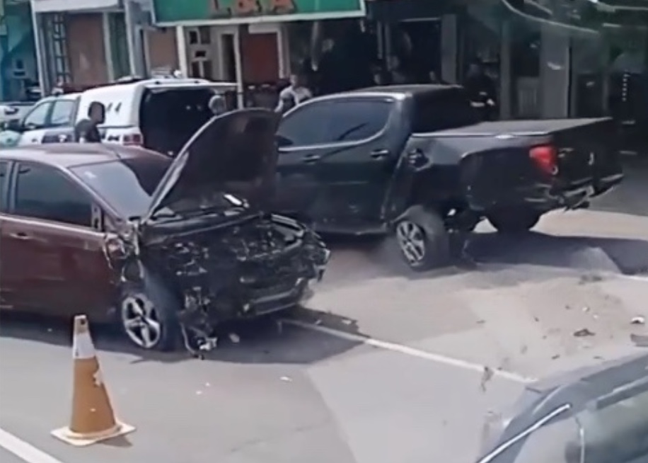Carro perde controle e fica destruído ao bater em picape em rua de Manaus