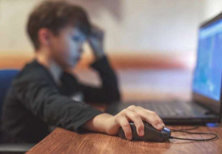 Senado analisa projeto que proíbe redes sociais para menores de 12 anos