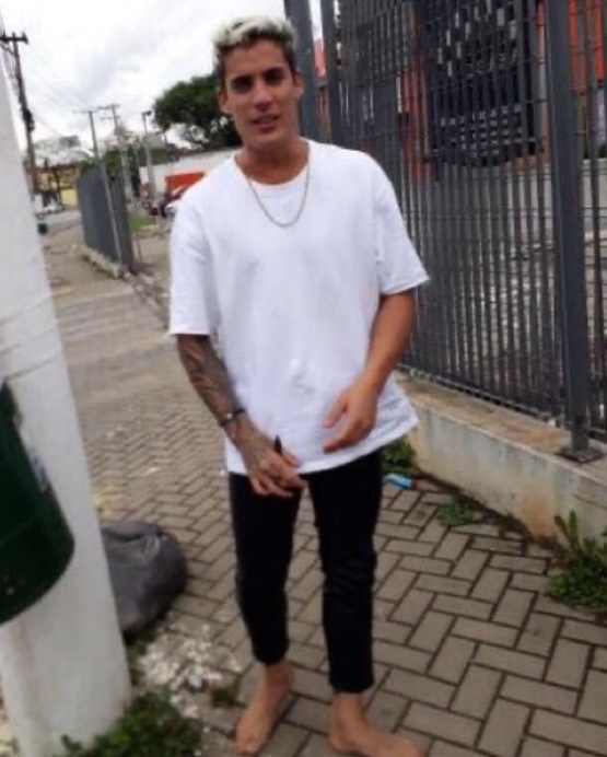 Tiago Ramos é flagrado descalço na rua após ser expulso de A Fazenda; Vídeo