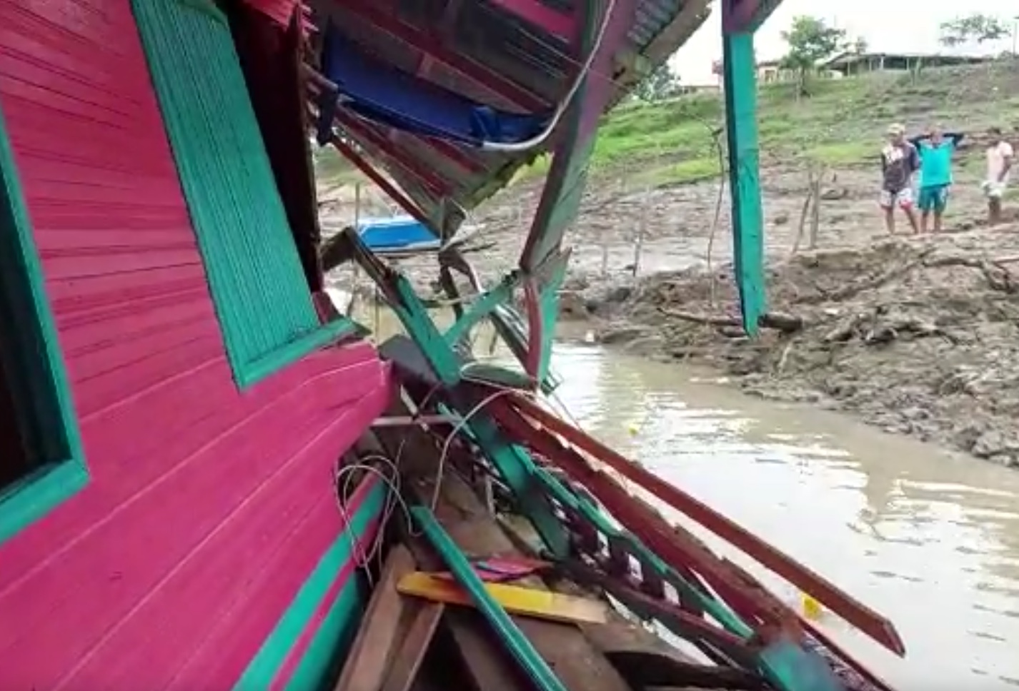 Deslizamento arrasta flutuantes durante temporal em Manacapuru; vídeos