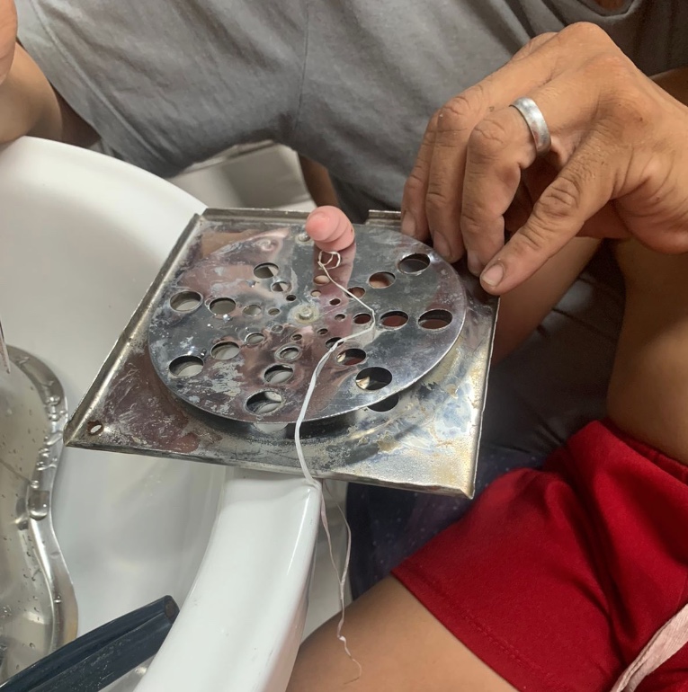 Menino de 3 anos fica com dedo preso em ralo de banheiro