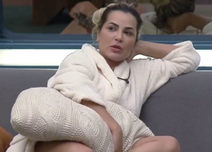 Na Fazenda, Deolane revela motivo de ter feito cirurgia íntima 