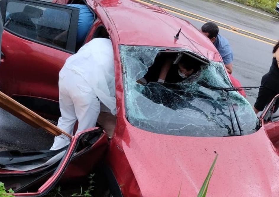 Acidente: Carro capota na AM-070 e deixa motorista ferido em Iranduba
