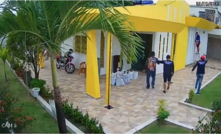 Vídeo: Disfarçados de policiais, criminosos roubam casa em Manaus