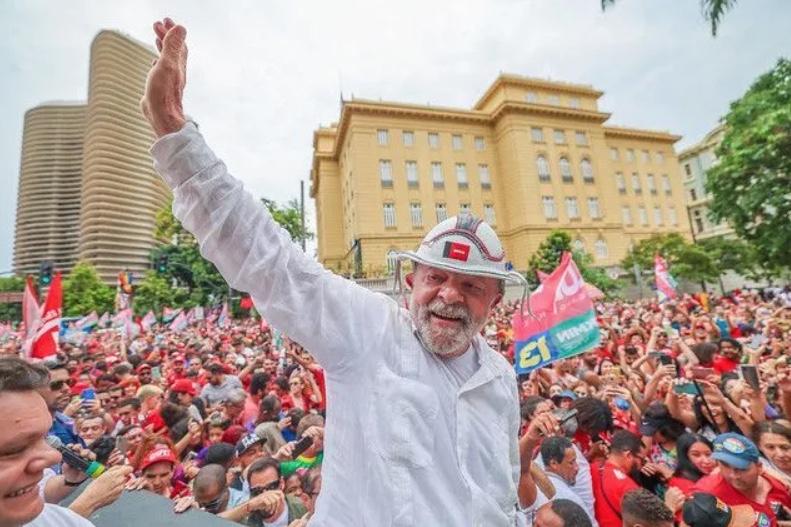 Campanha de Lula pede para apoiadores vestirem branco para votar
