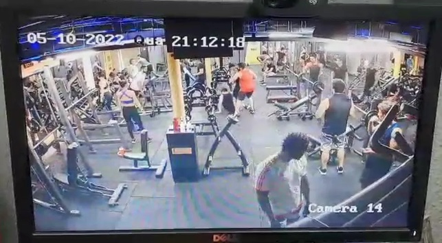 Jovem tem mandíbula quebrada por não dividir aparelho de academia