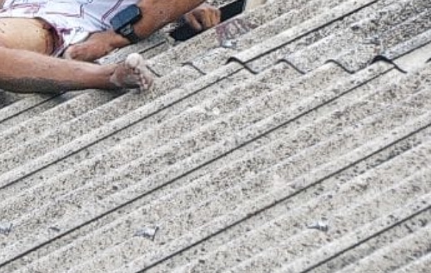 Vídeo: Detento agoniza até a morte em cima do telhado em Manaus