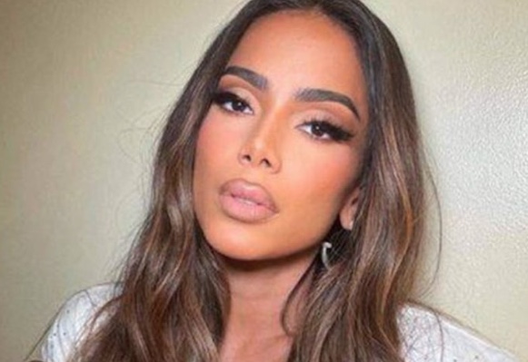 Anitta reaparece, questiona pesquisas e vira alvo de famosos e anônimos