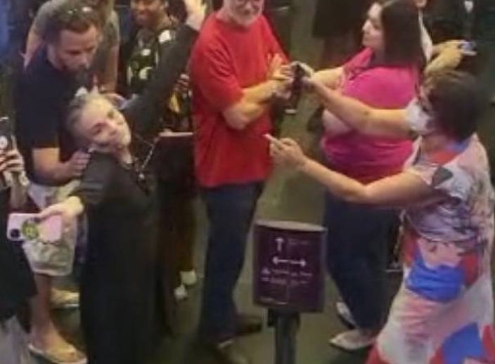 Regina Duarte é vaiada em teatro em São Paulo; vídeo 