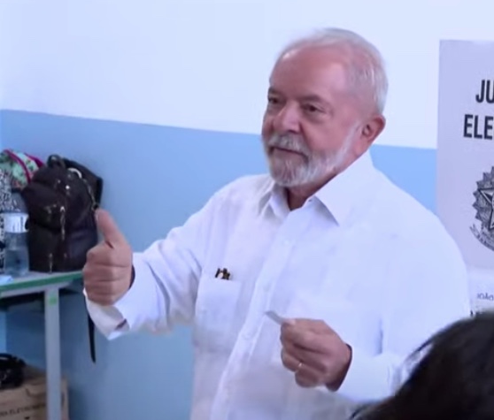 Ao votar, Lula diz que eleição definirá o ‘modelo de Brasil’