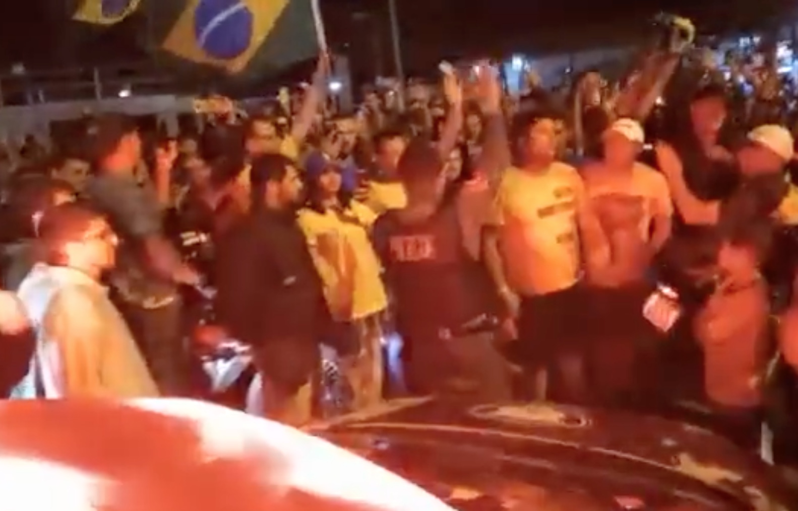 PM é chamada para conter protesto antidemocrático de caminhoneiros mas anuncia apoio; vídeo