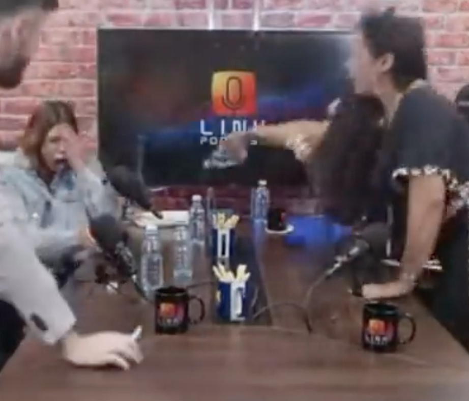 Ex-A Fazenda Rosiane Pinheiro joga água em Ingrid Ohara durante podcast 