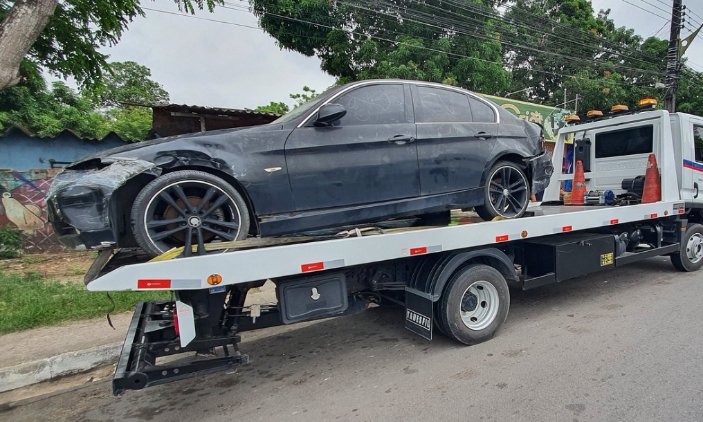 Veículos abandonados em calçadas são removidos em Manaus