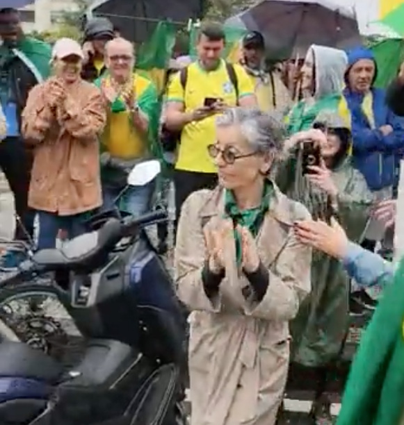 Cássia Kis participa de manifestação bolsonarista, é ovacionada e reza