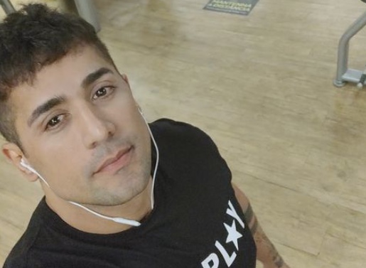 'Amigo' diz que aumento peniano de Tiago Piquilo está diminuindo e cantor rebate