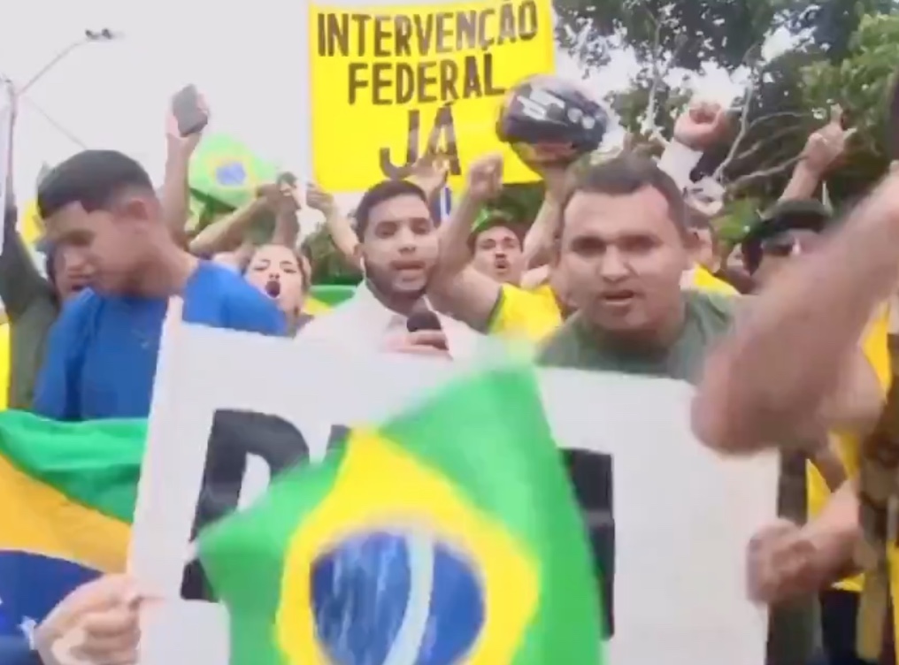 Reportagem da Band é impedida por manifestantes pró-Bolsonaro em Manaus