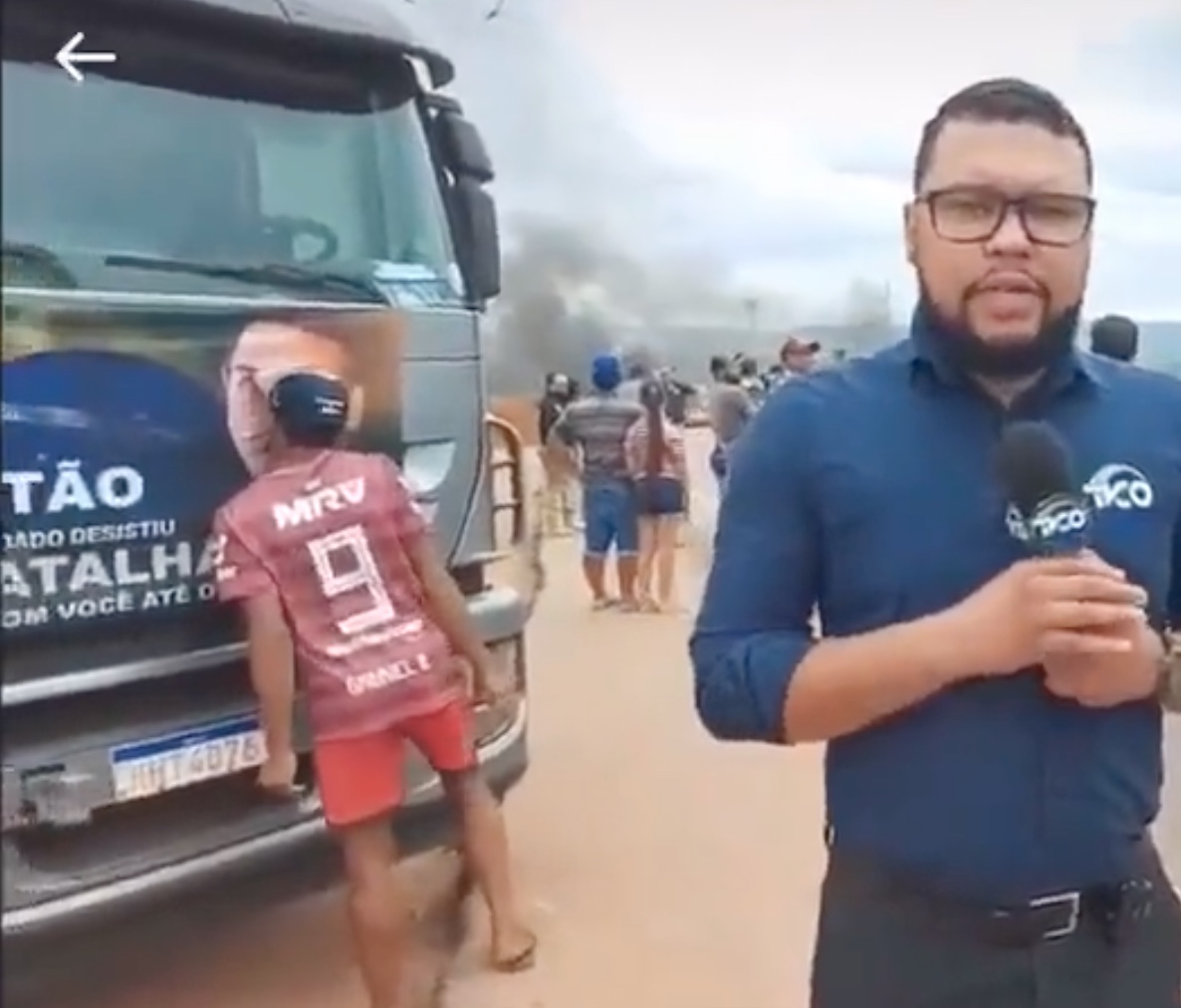 Bolsonarista dá beijão em caminhão com adesivo do Presidente; vídeo