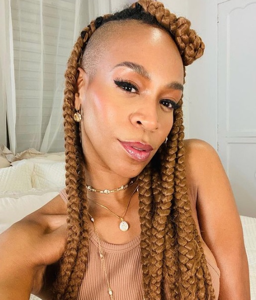 Karol Conká diz que fez sexo a três pela 1º vez em Paris e dá detalhes