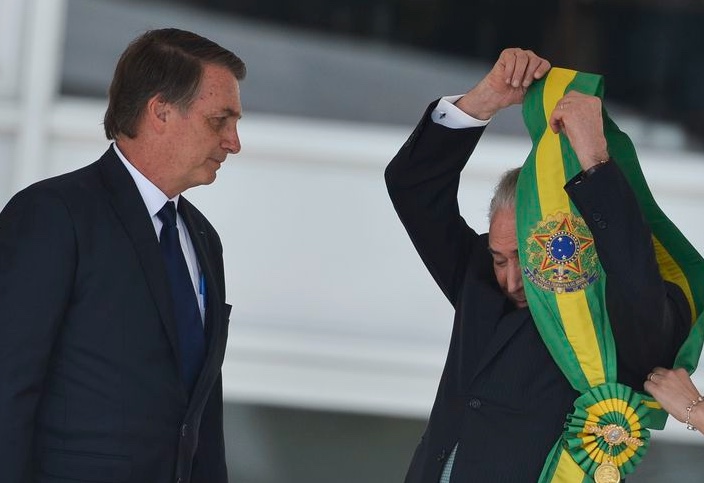 Bolsonaro cogita sair do país para não passar faixa para Lula