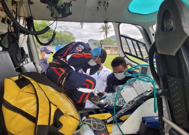 Bebê tem 40% do corpo queimado ao puxar panela cheia de comida