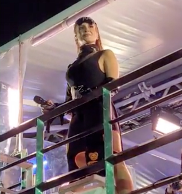 Claudia Leitte interrompe show em meio a gritos pró-Lula