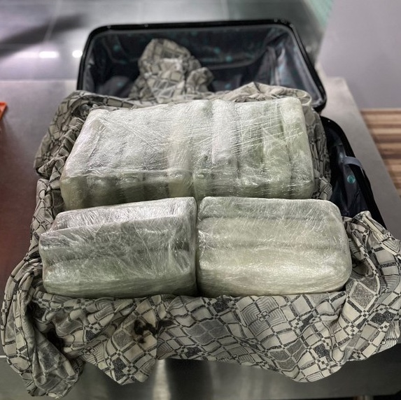 PF prende mulher com 16 tabletes de maconha na mala no Aeroporto de Manaus
