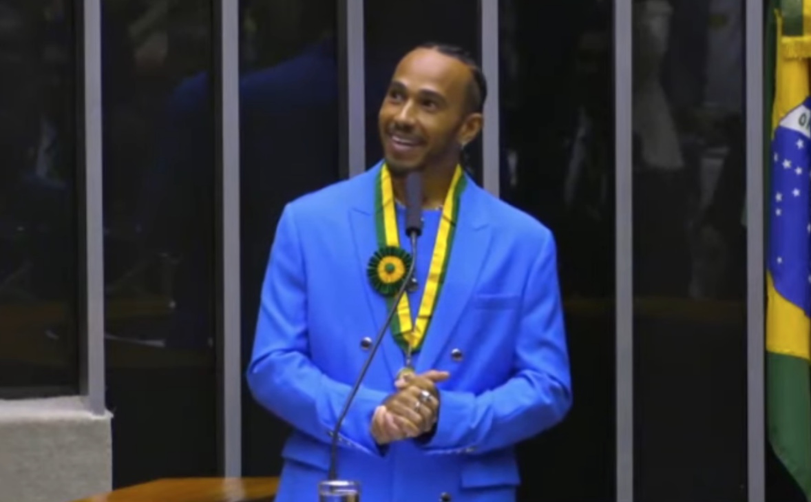 Lewis Hamilton ganha homenagem na Câmara e lota plenário em segunda atípica