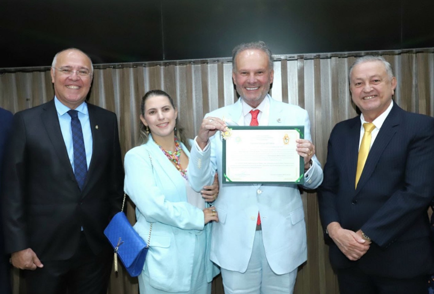 Conselheiro Mario de Mello recebe medalha de Ouro da Cidade de Manaus