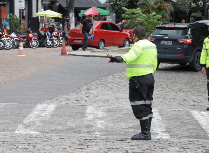 Motociclista se irrita com multa e agride agente de trânsito em Manaus