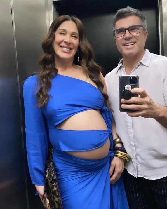Claudia Raia mostra barrigão de gravidez aos 55 anos