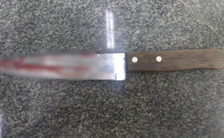 Mulher corre para a delegacia após esfaquear marido que lhe agredia