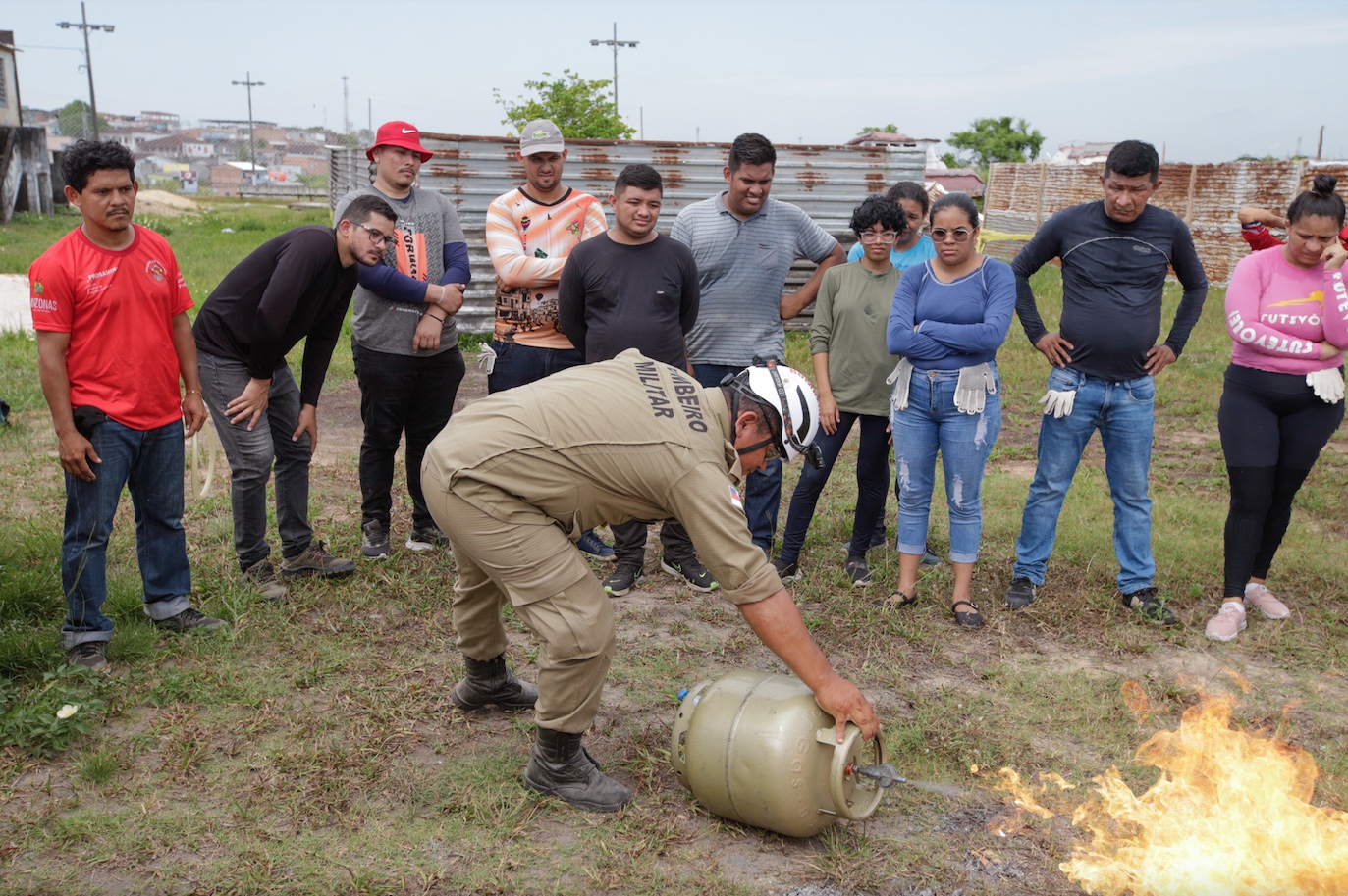 Moradores de residencial em Manaus recebem curso de formação de brigadista