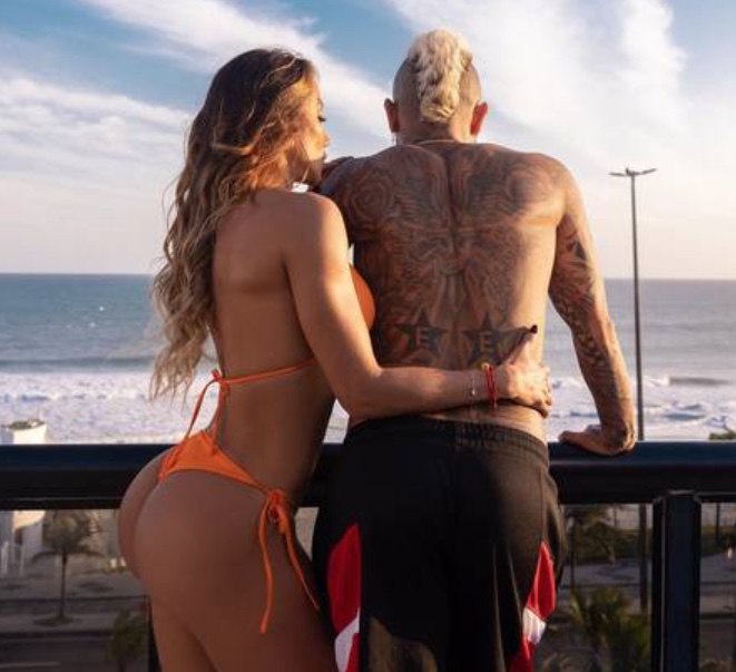 Mulher de Vidal, do Flamengo, mostra corpo turbinado em fotos de biquíni