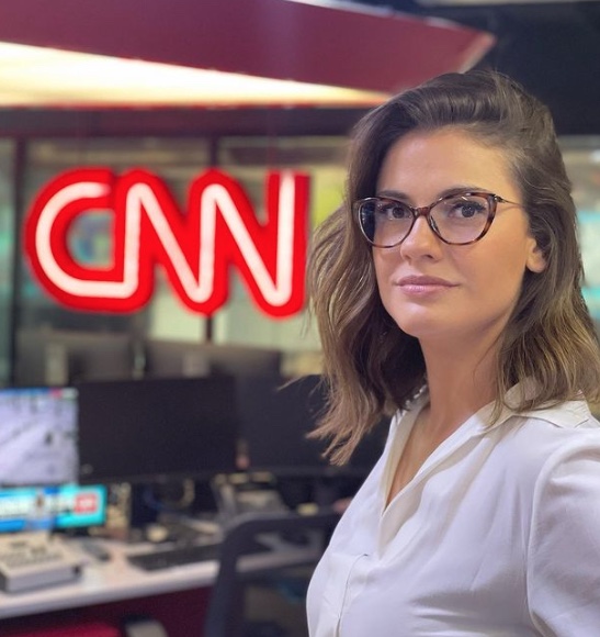 Âncora da CNN Brasil se emociona ao descobrir que foi citada no Enem