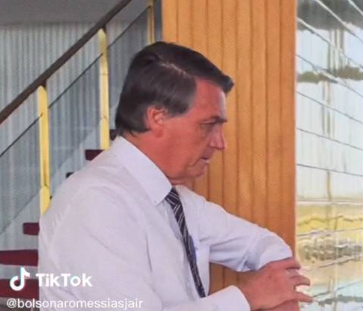 Sumido do Twitter, Bolsonaro posta diariamente em Telegram e TikTok