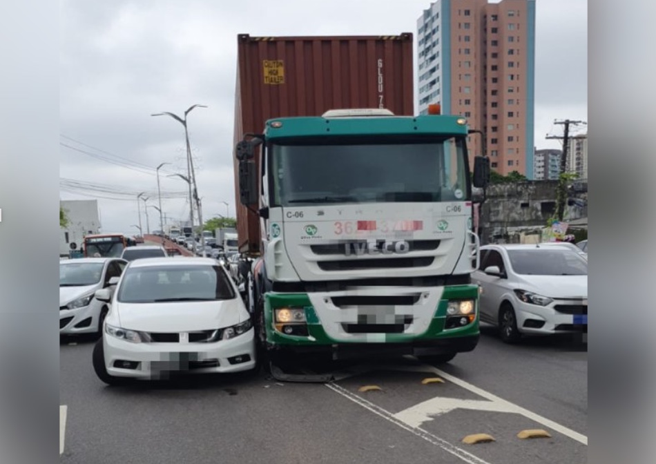 Acidente entre carro e carreta complica ainda mais trânsito na avenida Efigênio Sales, em Manaus