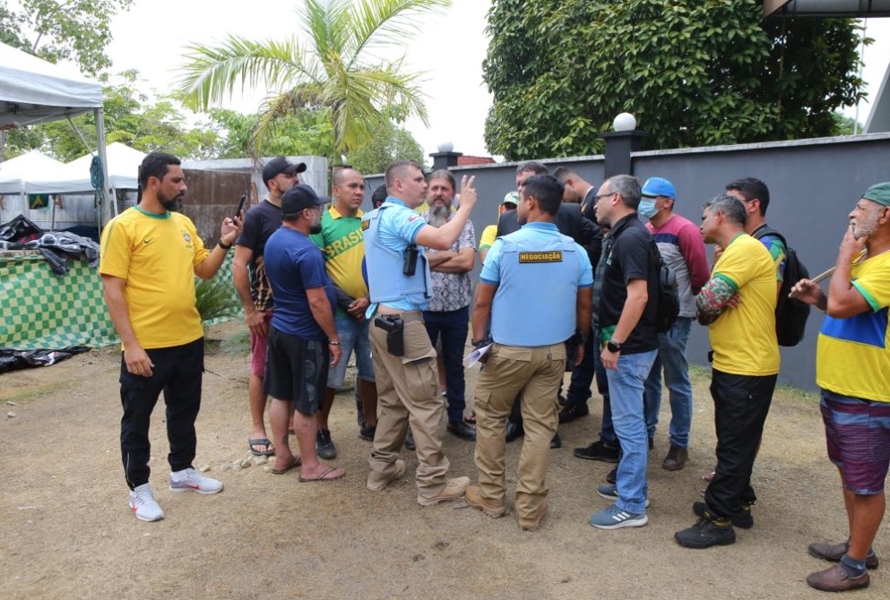 Começa negociação entre agentes e manifestantes em frente ao CMA em Manaus