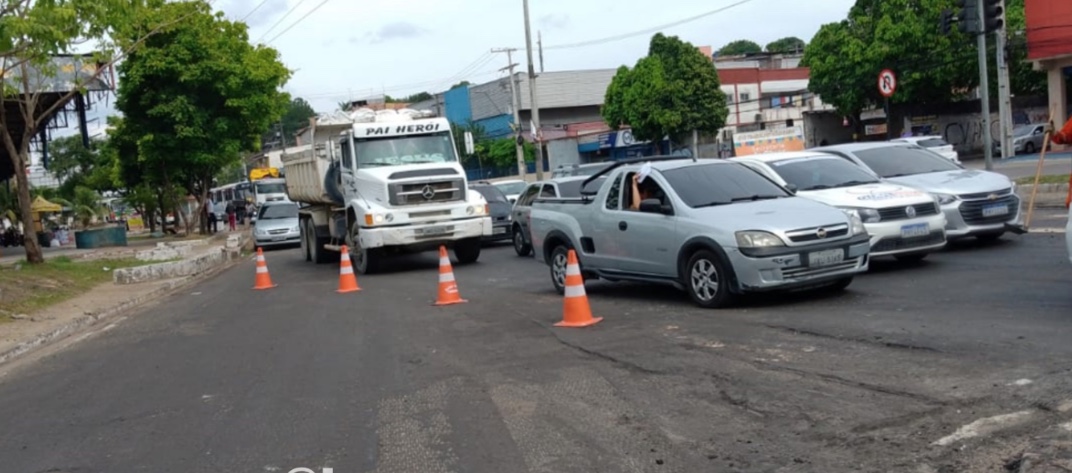 Obra interdita retorno e deixa trânsito lento em avenida de Manaus 