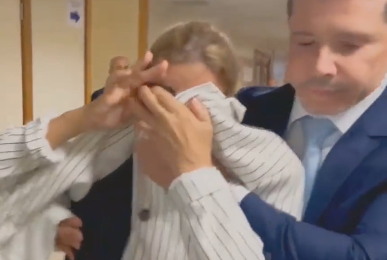 Mulher que chamou entregador de macaco agride repórter da Globo 