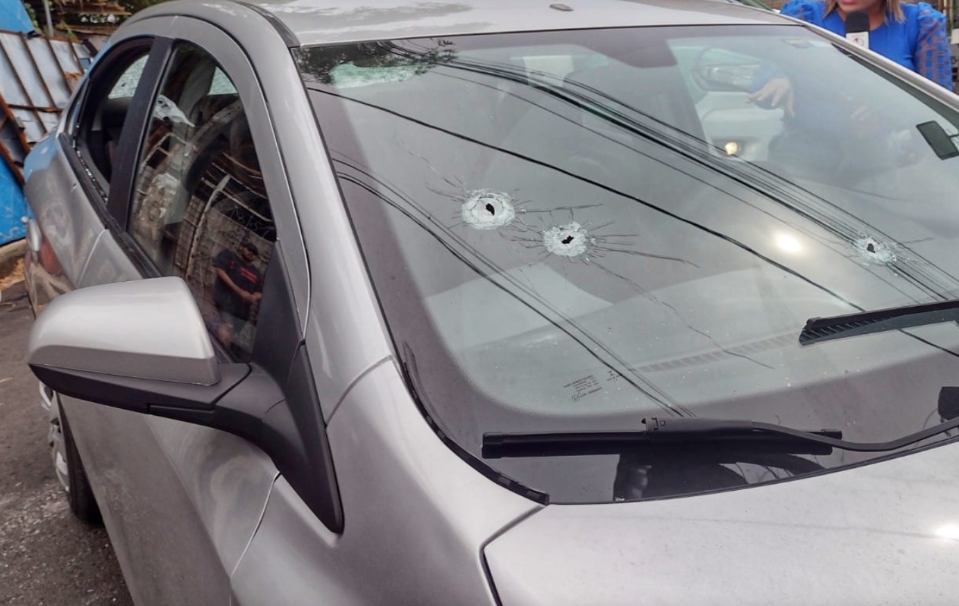 Dois homens são baleados dentro de carro em rua de Manaus