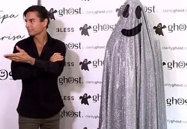 Filho de Julio Iglesias 'inaugura' namorada como se fosse carro e é criticado