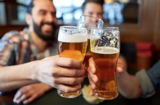 Ingleses relatam sofrimento sem cerveja e marcam ida ao pub após goleada