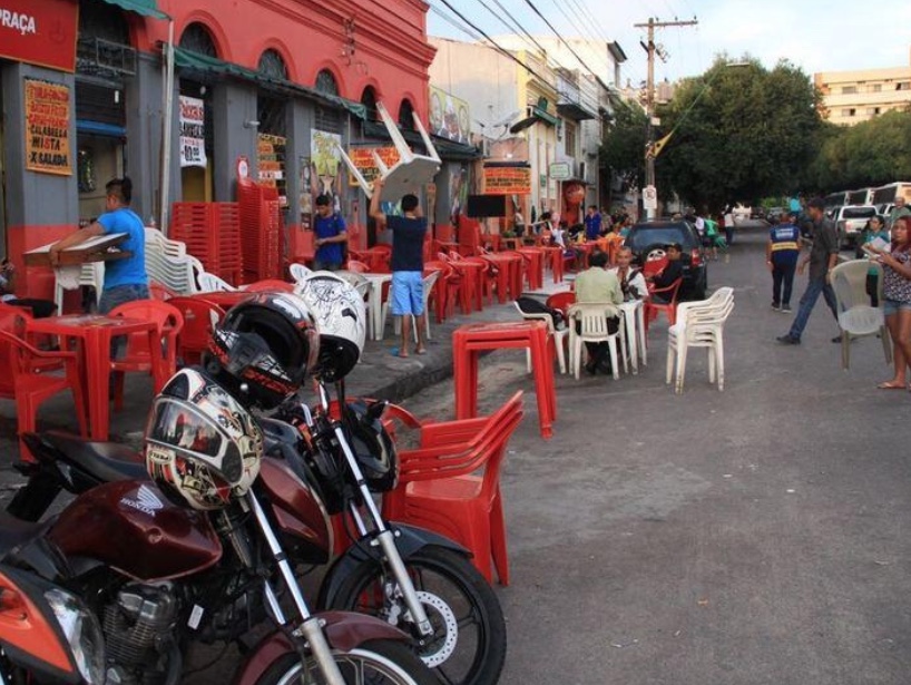 Ministério Público apura uso irregular de calçadas por bares em Manaus