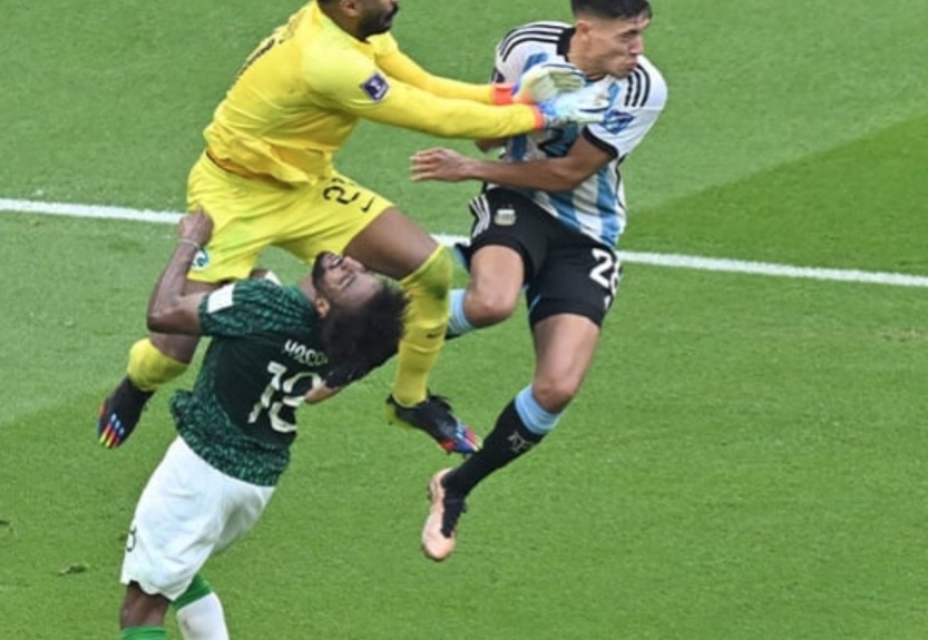 Jogador saudita que levou joelhada tem fratura no rosto e está fora da Copa