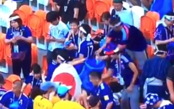 Japoneses voltam a dar exemplo e limpam estádio após vitória na Copa; veja