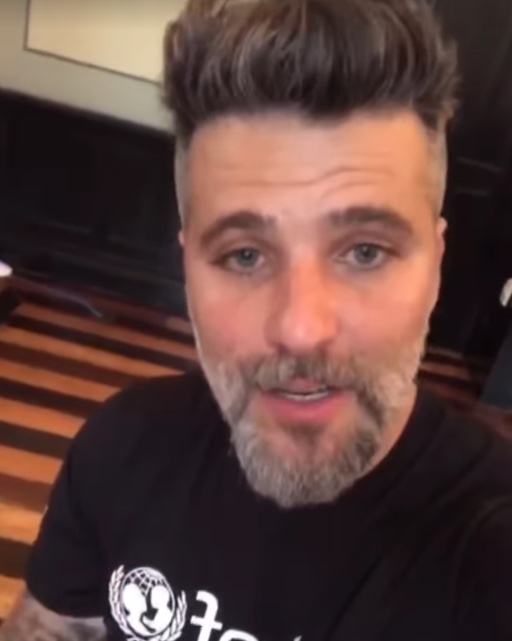 Bruno Gagliasso faz visita em escola de Manaus 