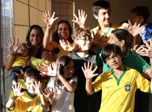 Família com seis dedos nas mãos prepara torcida pelo hexa do Brasil no DF