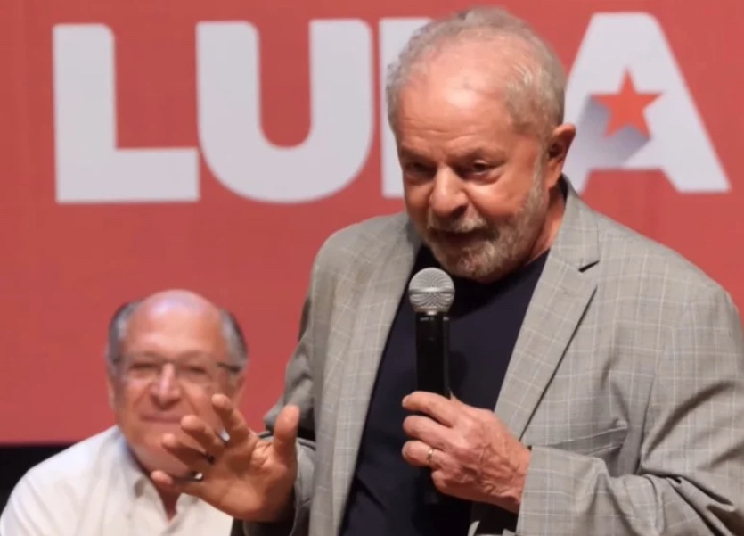 Lula diz que os 100 dias serão pautados na recuperação do programa de vacinação