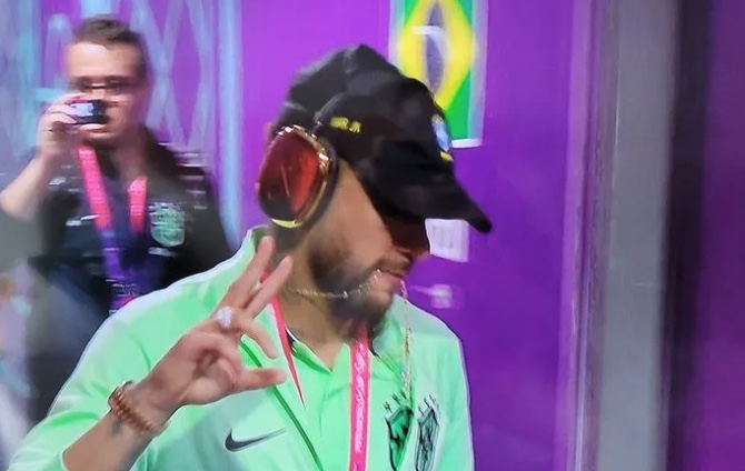 Fone de ‘ouro’ de Neymar chama atenção; Saiba quanto custa item 